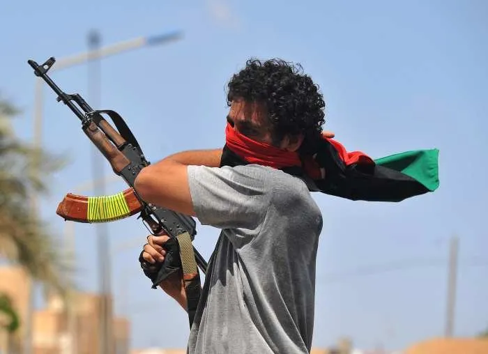  Repórter encontra armas brasileiras em depósito secreto de Gaddafi