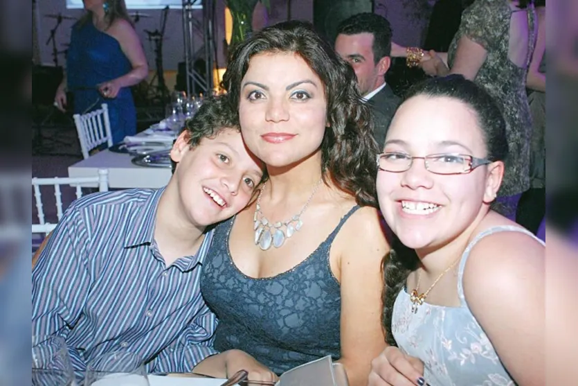   Angelita Borrasca é clicada junto dos filhos Pedro e Fernanda  