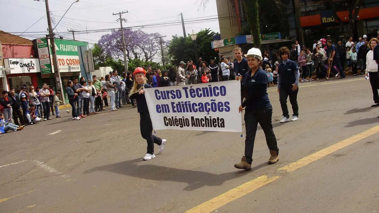 Alunos de diversos colégios participaram do desfile cívico em Apucarana