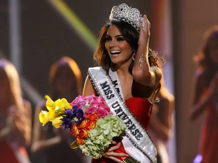  Ximena Navarrete despede-se hoje da coroa de miss Universo