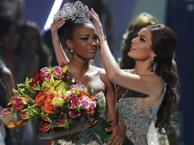  A angolana Leila Lopes é coroada Miss Universo