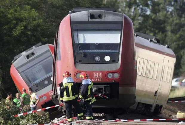  Trem sai dos trilhos e fere 50 na Alemanha