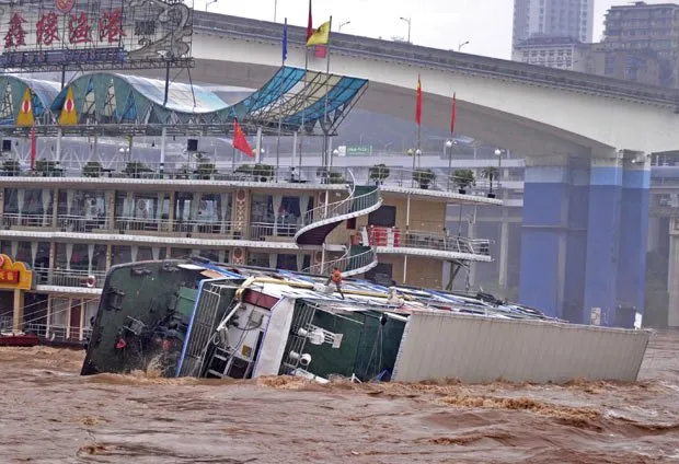 Barco afunda em rio na China após ser atingido por outra embarcação