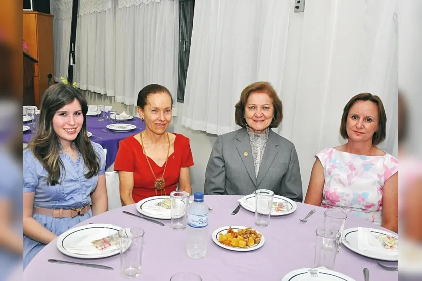   Amanda Vanzela Gonçalves, Maria Luiza de Paula, Helga Pedroso e Lucelene Vanzela  
