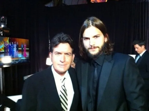  Charlie Sheen e Kutcher, que o substituiu, nos backstages de premiação televisiva 