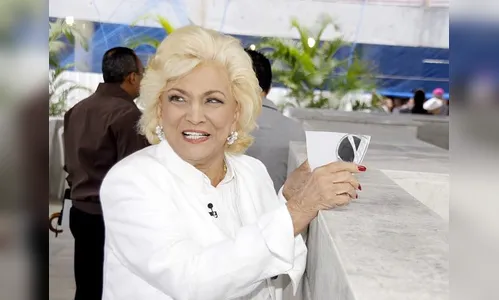 Hebe diz no SBT que a Rede TV! atrasou pagamento de salário
