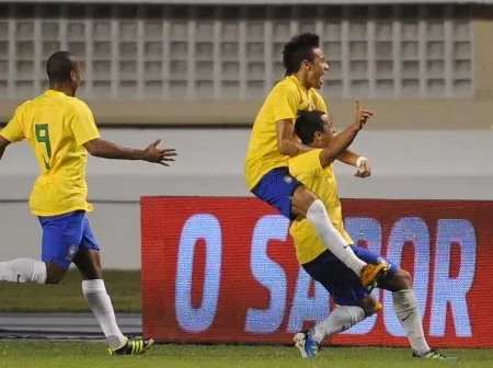  Lucas e Neymar marcaram na vitória sobre a Argentina na Copa Rocca