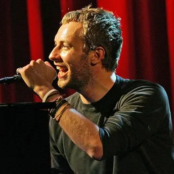 Chris Martin tropeça e cai, mas não perde o tom em show do Coldplay