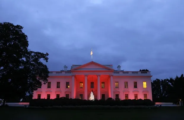 Casa Branca fica rosa para marcar o mês do combate ao câncer de mama