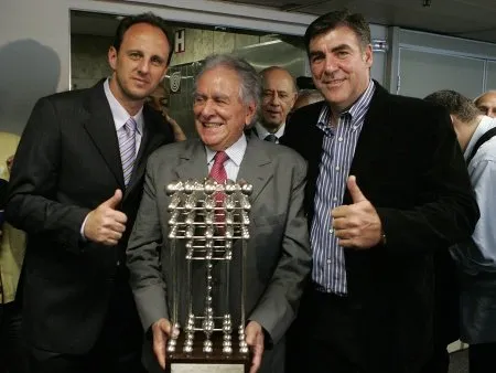  Em meio a Rogério Ceni (e) e Zetti (d), o presidente do São Paulo, Juvenal Juvêncio, celebra a entraga da Taça das Bolinhas ao Tricolor