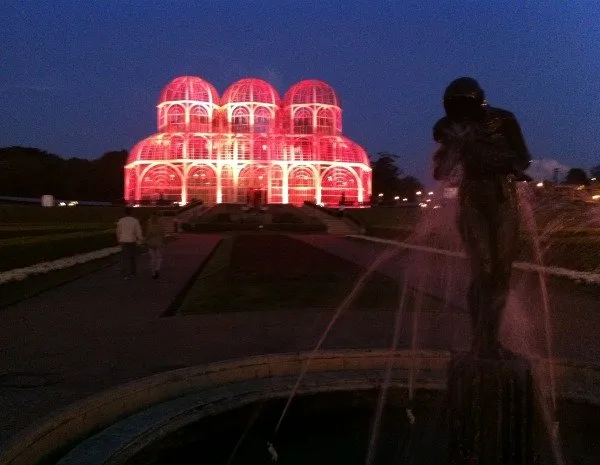  Jardim Botânico, em Curitiba, recebe iluminação cor de rosa