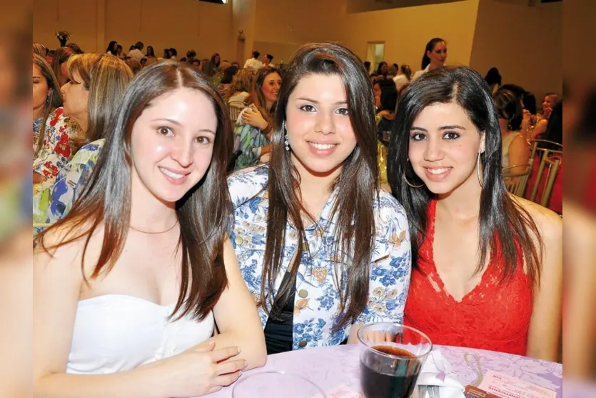   Juliana Silva, Fernanda Umbelino e Renata Vitório, fotografadas em desfile que agitou as mulheres de Apucarana e região  (Foto Nikkon Digital)  