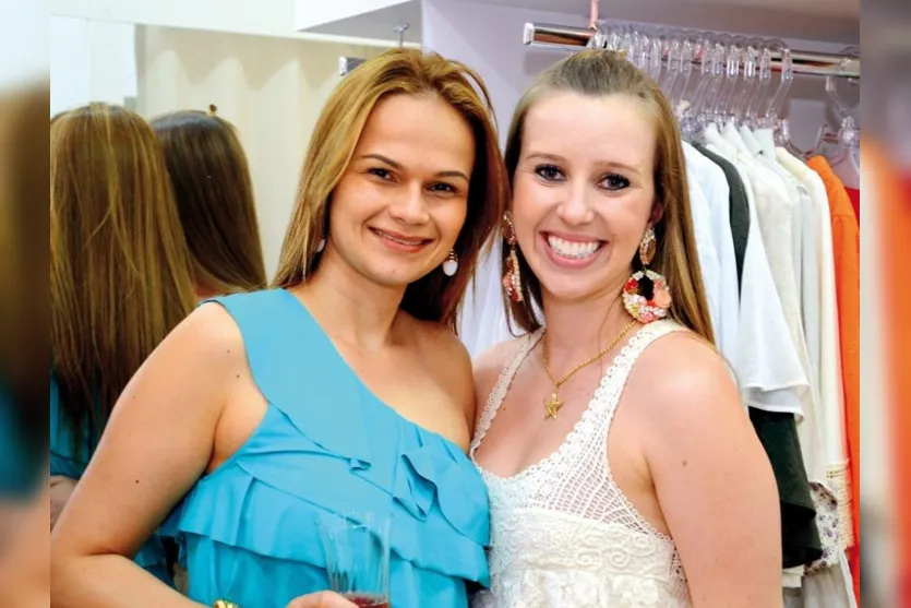  Inaugurou ontem a Coquette, loja de roupas femininas. A proprietária Márcia Mello, posa ao lado da irmã Maiara Mello, que está dando a maior força no empreendimento. Sucesso!  