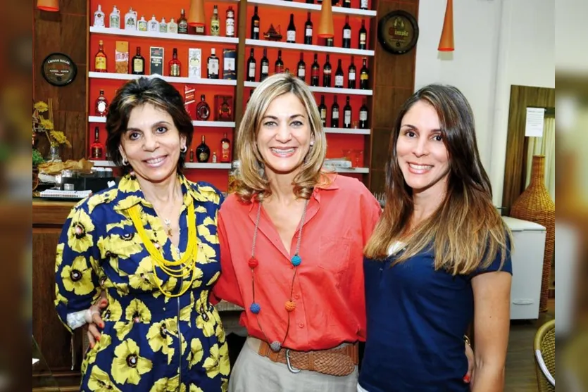   Ada Xavier Vitor, Odila Gasparotti e Larissa Xavier Vitor, fotografadas durante lançamento de nova coleção (Foto Nikkon Digital)  