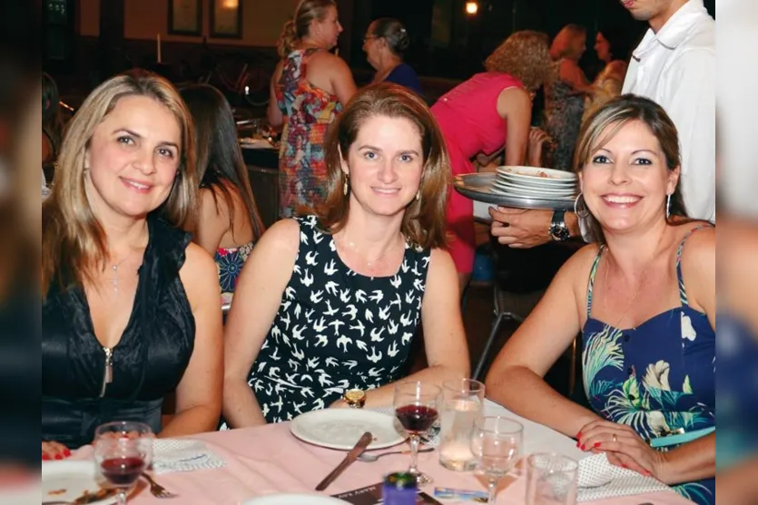  Silmara Costa, Adriana Frias e Fabrícia Frias, fotografadas em jantar italiano que aconteceu na última quarta (Foto Nikkon Digital)  