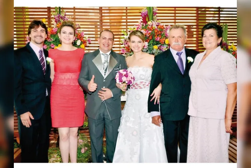   Os noivos com a família da noiva  