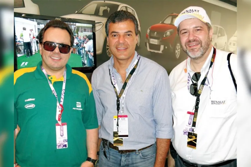   O governador Beto Richa e o empresário Nilson Umberto Sacchelli Ribeiro foram recebidos em almoço por Antonio Prataviera Calcagnotto, diretor de Relações Institucionais e Governamentais da Renault Nissan, no Hospitality Centre do Grande Prêmio Brasil de Fórmula 1, no último domingo, em Interlagos 