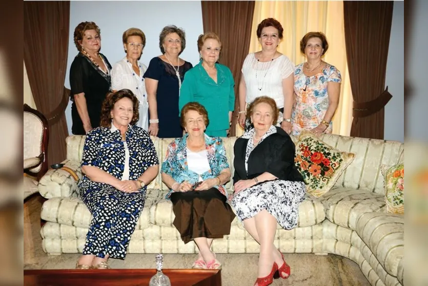   Completando 58 anos de amizade, a turma do Chá das Violetas se reuniu nesta semana. O último encontro do ano foi na casa de Maria Cilião Sacchelli e contou com um amigo oculto emocionante entre elas. Os cliques são do Foto Nikkon Digital  