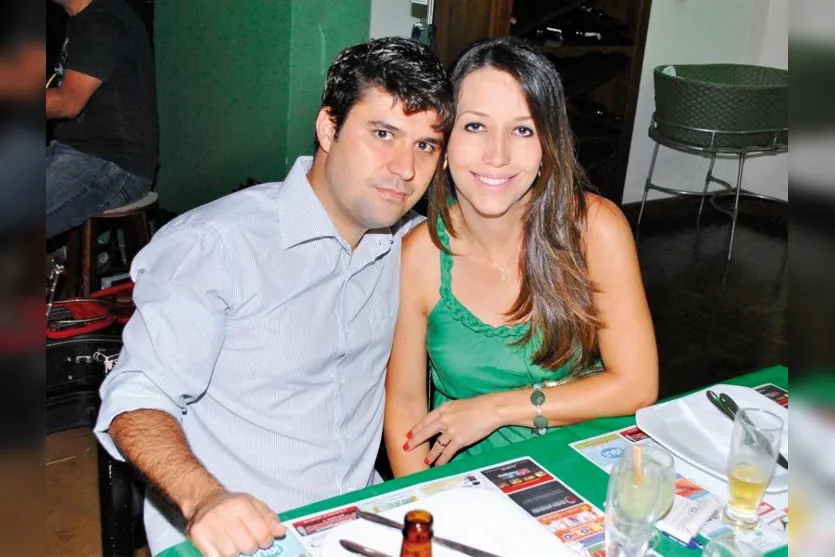   Alexandre e Juliana Calegari, fotografados em barzinho movimentado da cidade (Foto Nikkon Digital)  