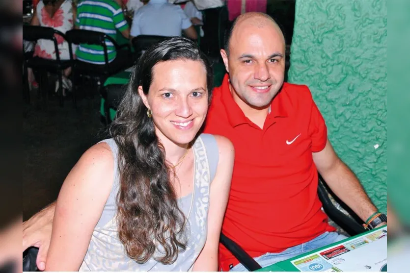   Carolina Cavallini Victor e Luciano Victor se encontraram com casais de amigos em restaurante no último fim de semana (Foto Nikkon Digital)  
