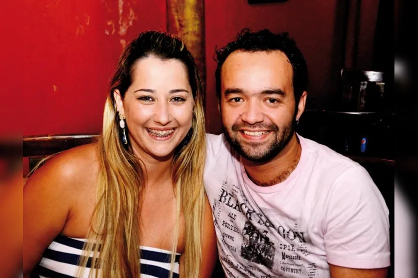   Daniele Volpato e Bruno Machado se divertiram na companhia de amigos em restaurante da city  (Foto Nikkon Digital) 