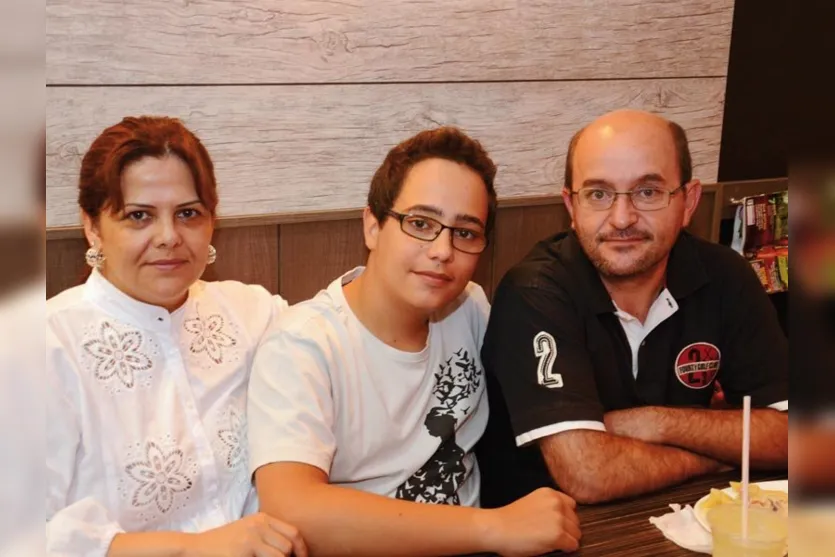   Lucimar, Lucca e Luís Antonio Ceriani de Oliveira, proprietário da D´Lucca, curte dias de férias com a família. Eles prestigiaram o Fom´s Café, recém-inaugurado na cidade   (Foto Nikkon Digital)  
