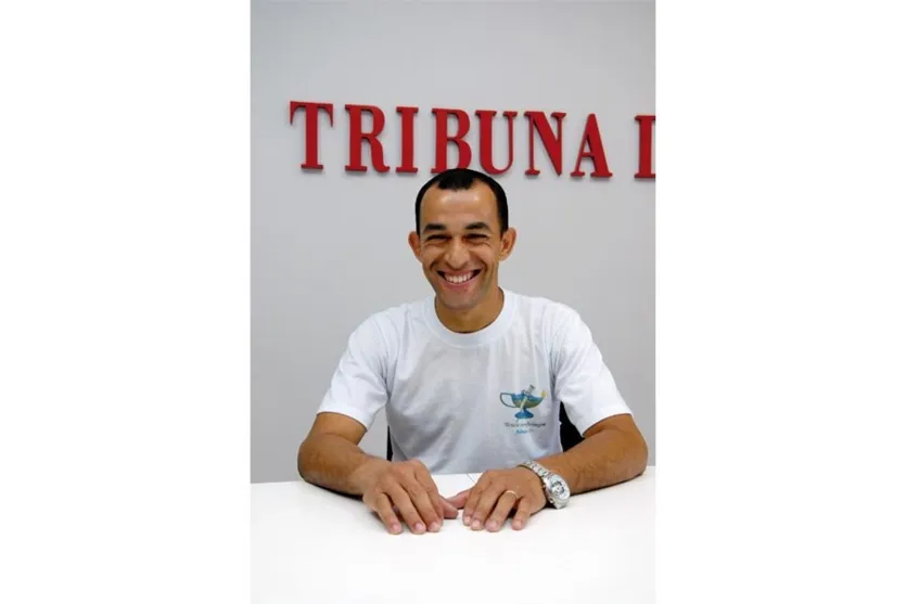   O socorrista Adriano Soares visitou na tarde de ontem a sede do jornal Tribuna do Norte. Ele representa a empresa Rescuer, que forma socorristas, e faz trabalhos voluntários   (Delair Garcia) 