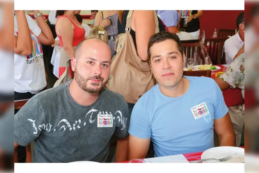   Os amigos Rodolfo Garcia e Saulo Pereira prestigiaram encontro da Turma de Apuka em churrascaria da cidade  (Foto Nikkon Digital) 