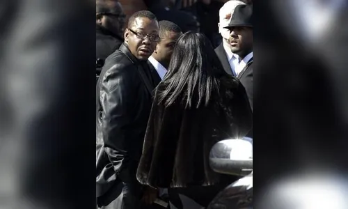 Ex-marido de Whitney Houston esclarece saída abrupta do funeral