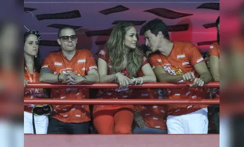 Ao lado de Rodrigo Faro, Jennifer Lopez acompanha desfiles no Rio