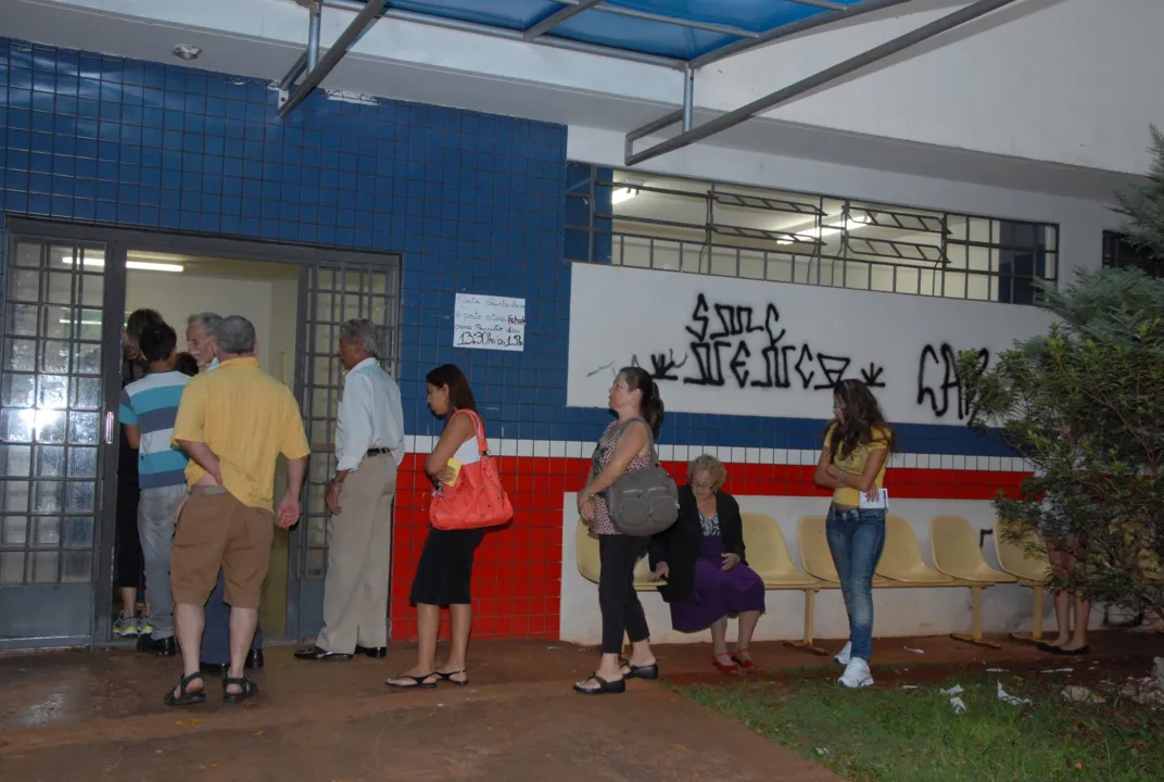 AINDA é madrugada e pacientes fazem fila para garantir consulta em Unidade Básica de Saúde de Apucarana 