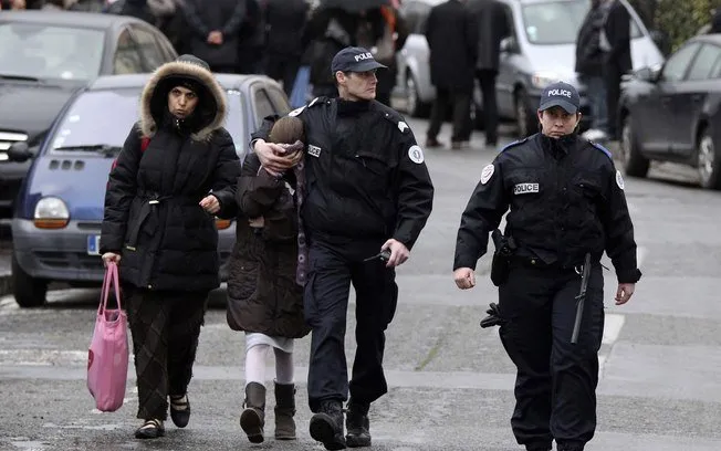 Homem abre fogo em escola judia e deixa quatro mortos na França