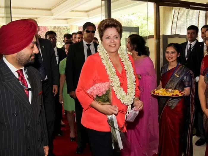 Dilma recebe cumprimentos na chegada a Nova Délhi