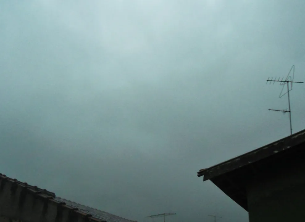  Chuva começou no vale do Ivaí por volta das 17:30. Na foto, o céu visto de Bom Sucesso exatamente às 17:31 deste domingo