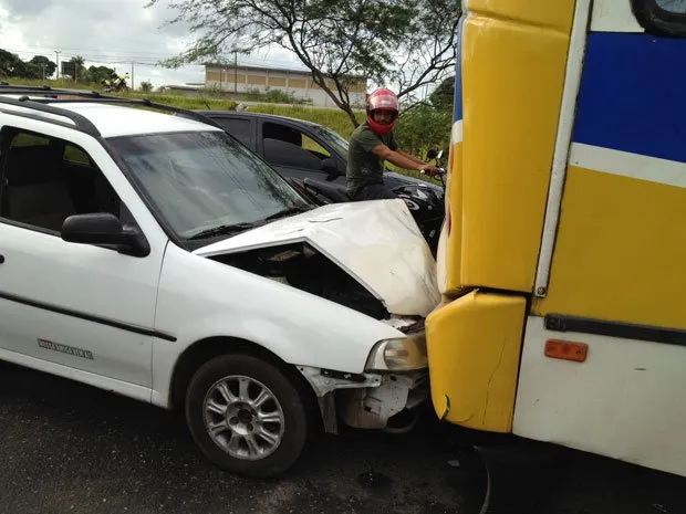 Motorista passa mal e bate em ônibus em João Pessoa na Paraíba
