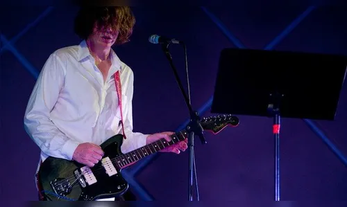 Thurston Moore leva barulho e originalidade no show em SP