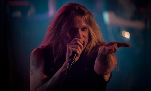 Sebastian Bach faz show em SP e toca hits do Skid Row