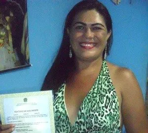  Sandra com sua nova certidão de nascimento, em Roraima