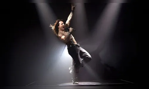 Tom Cruise interpreta roqueiro no filme Rock of Ages