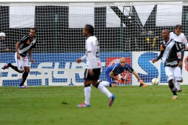  Roger comemora o segundo gol da Ponte à frente de Julio Cesar, que falhou nos outros dois tentos visitantes