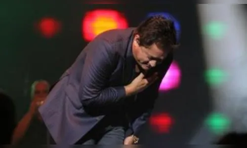 Leonardo se emociona em show ao falar do filho