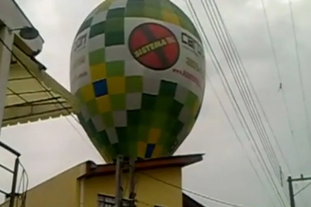 Balão cai e assusta moradores na capital