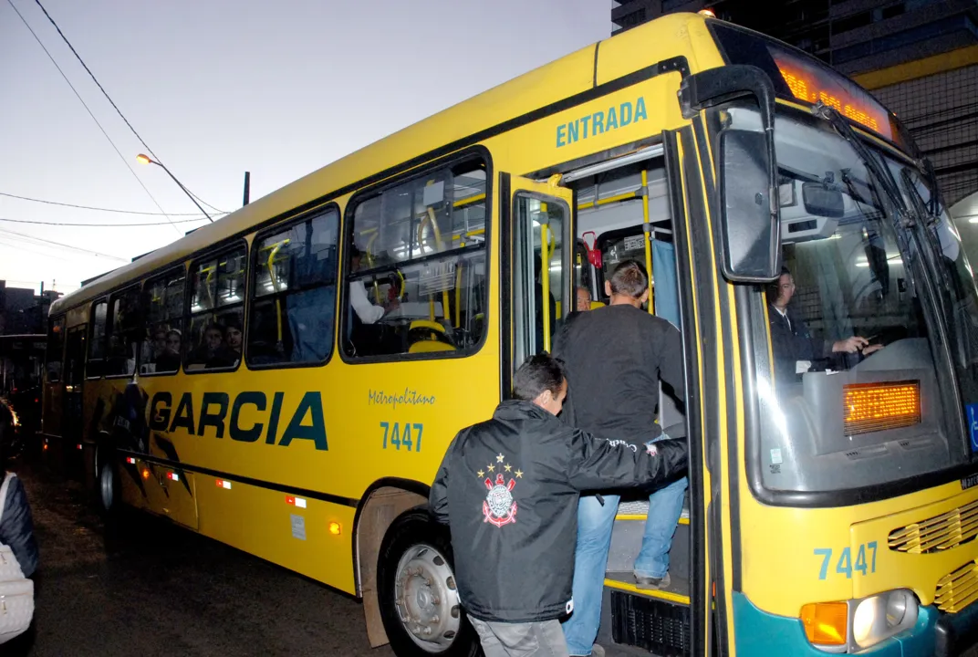 Ônibus metropolitano foi alvo de assalto a mão armada (Foto: Reprodução/arquivo)