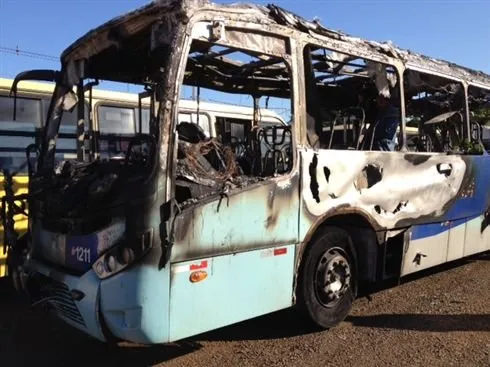 Trio armado rouba e incendeia ônibus em Londrina