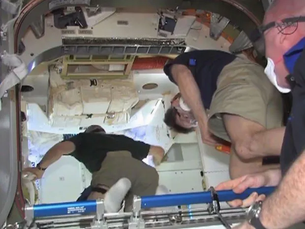 Nasa divulga imagens de astronautas flutuando em cápsula Dragon