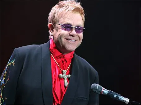 Elton John já está se recuperando em casa
