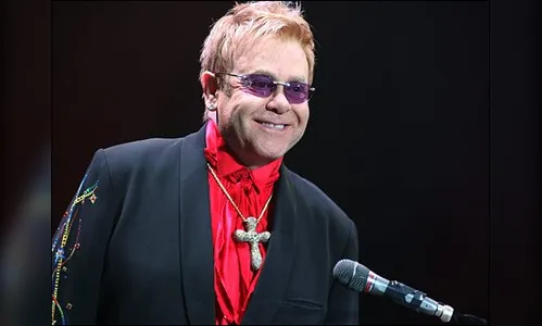 Elton John já está se recuperando em casa