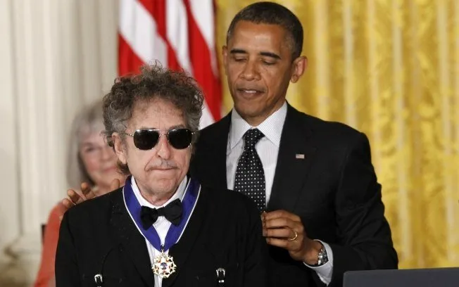 Barack Obama condecora Bob Dylan com Medalha da Liberdade