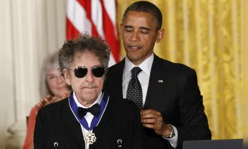 Barack Obama condecora Bob Dylan com Medalha da Liberdade