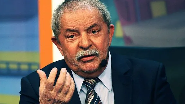  Ex-presidente Lula é internado em São Paulo
